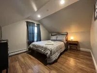Cute & Cozy Providence Studio! Отели рядом с достопримечательностью «Колледж Род-Айленд»