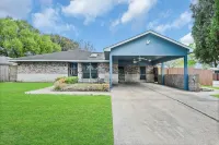 5BR Family Gem: Barbecue, Swim & Relax! Hotels in North Houston