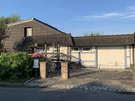 Spacious holiday home, close to the beach, WiFi, pets welcome, quiet residential area