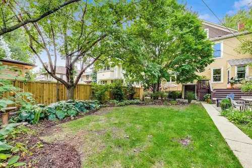 4-bedroom townhome in Frank Lloyd Wright District-FREE PARKING, Patio, Yard