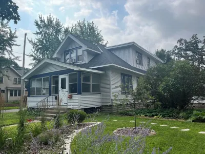 Beautiful 4BR 2 bath Craftsman home, completely renovated, roomy, handy location Hotels near Schuler Shoes: Highland Park