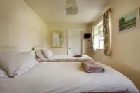 Quiet holiday home in beautiful, secluded 3/4 acre garden. Hotel a Melton Constable