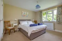 Quiet holiday home in beautiful, secluded 3/4 acre garden.