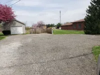 Conveniently located 2 bedroom home only minutes from hiking and state park fun! Hotel a Trumbull County