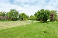 COSY COTTAGE, with shared, seasonal pool, 4 mile walk along the river to York