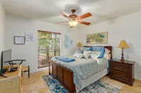 99 Palms Event Venue: Barn, Grass, Pool, Games, 6 Beds