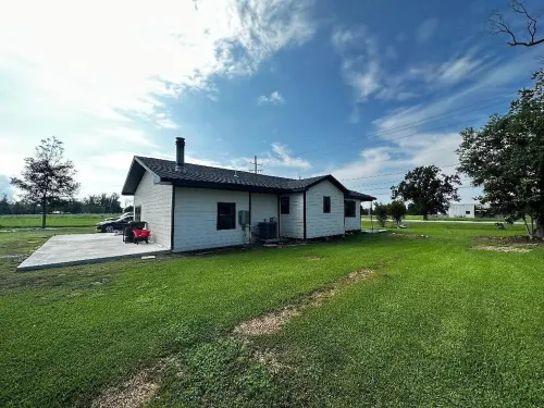 Beautifully renovated home on Bayou Blue! Hotels in Lafourche Parish