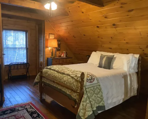 Rustic Cedar Cabin Hotels in Piper Gap