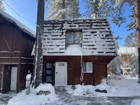 Charming 3 Bedroom Cabin in Incline Village w/Hot Tub Отели рядом с достопримечательностью «Sand Harbor Beach»