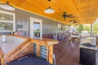 Fun Beachfront Retreat! Amazing View, Huge Covered Porch, EV Charger, and more! Hotel a Haskell County