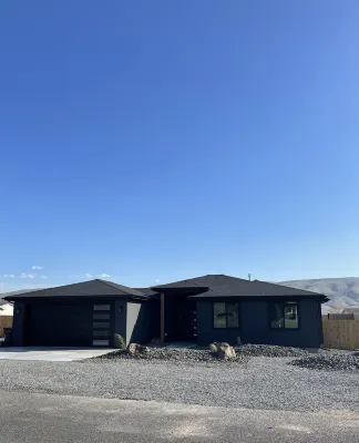 Modern desert retreat with heated/cooled pool - 2.5 hrs away from Seattle