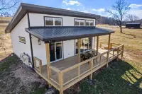 War Eagle Creek Retreat- Cabin on the Creek- Private but close to everything