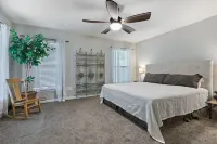 La Casa Roja - Pet-Friendly - 3Br Home - Walk to Castle & Downtown Waco