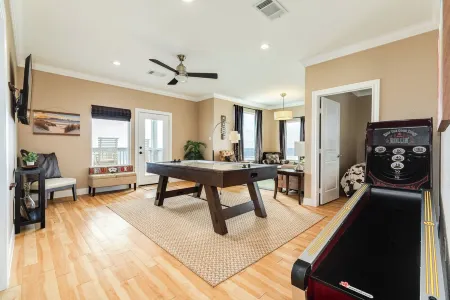 6-bedroom house on fabulous Surfside Beach with private volleyball court Отели в г. Серфсайд Бич