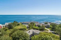 Coastal Cottage w/ Roof Deck Ocean Views - York, ME 4 Beds, 3 Baths, Sleeps 9 Hotel a York