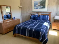 "The Birds" Easy walk to the beach, hot tub, fireplace, quiet and elegant.