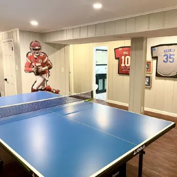 1 block from campus! 10 min walk to Allen Fieldhouse