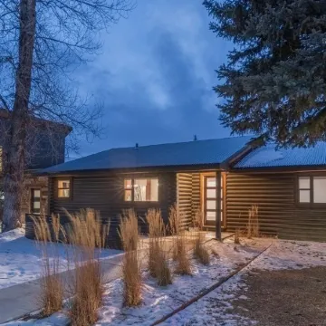 Mid Century Gem! Close to campus, downtown and bus stop. Clean and comfortable.