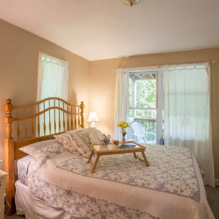 Resort Mountain Home with  Private Hot tub Walk to Pools, Pond WIFI