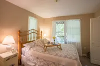 Resort Mountain Home with  Private Hot tub Walk to Pools, Pond WIFI Hotels in Campton