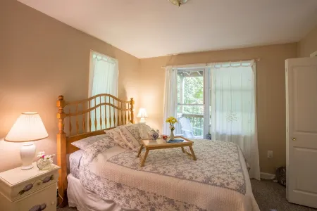 Resort Mountain Home with  Private Hot tub Walk to Pools, Pond WIFI