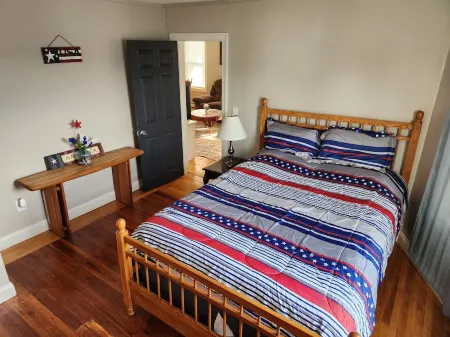 Charming 3-bedroom apartment close to dining, shopping, bars, and entertainment.