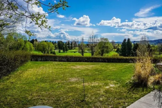 Lux family retreat, hot tub, specular views. Spacious home on the golf course.