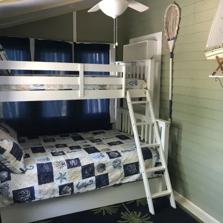 Victorian 2 bedroom flat 1 block from Beach!