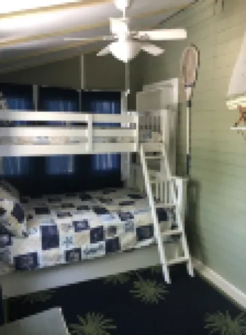 Victorian 2 bedroom flat 1 block from Beach!
