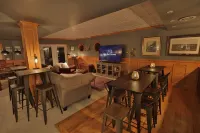 Epic Mountain Views, Hot Tub and Privacy at Harvest Moon Lodge and Retreat!