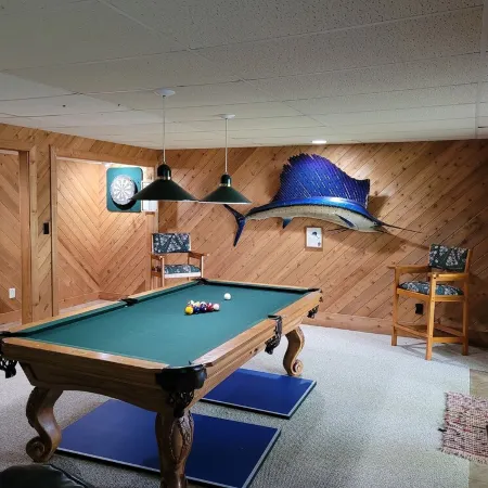 GREAT for FAMILIES, beautiful waterfront, kayaks, firepit, pool table, & more!