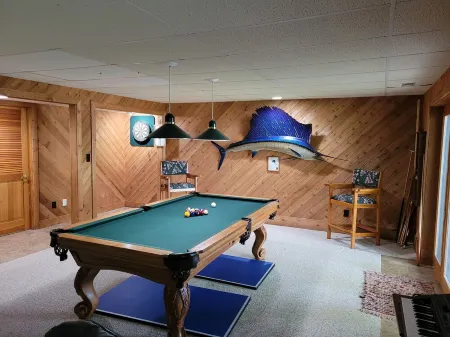 GREAT for FAMILIES, beautiful waterfront, kayaks, firepit, pool table, & more!