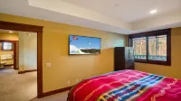 XXL 5 Star Luxury Home,  "The Lodge", Private Spa, Pool Table and Gorgeous Views