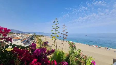 Barbara's Beach House, direct waterfront Playa Paraíso Manilva Andalusia