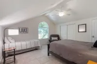 Lake It Easy...5Br Waterfront Home, Dock, Deck and Game Area