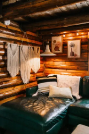 Elkhorn Log Cabin:Secluded Setting:Prime Location