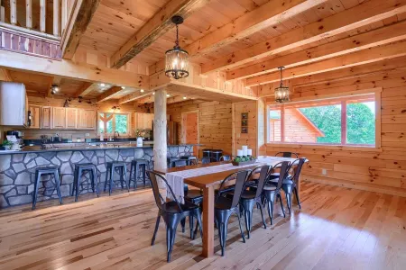 Hocking Hills Laikyns Lodge with Indoor pool- Great View!