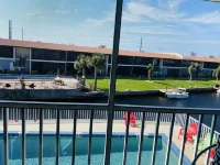 Modern Luxurious Condo, King Bed Suite, Waterfront + Pool, Near Downtown