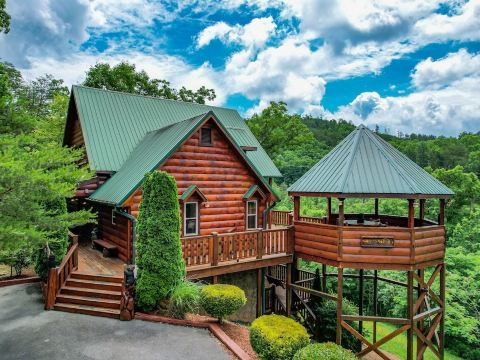 Private Cabin w/Treetop Gazebo & Panoramic Views! Close to Parks!
