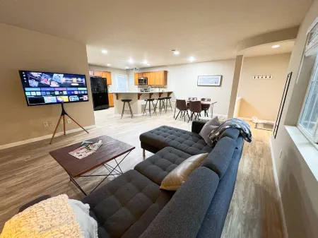 Charming 3-bedroom house in wonderful Beaverton with WiFi, AC