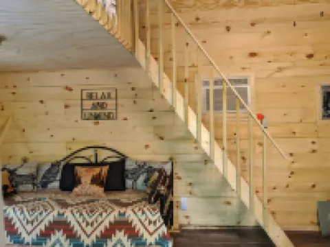 Hocking Hills,Cozy Secluded Cabin,Minutes to Caves/WiFi/Pet Friendly!