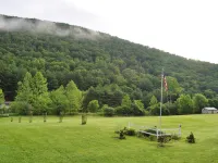 Cozy and relaxing, Modern Creekside, Trailside, Waterfront  Cottage, fiber Wifi Hotels in McHenry Township