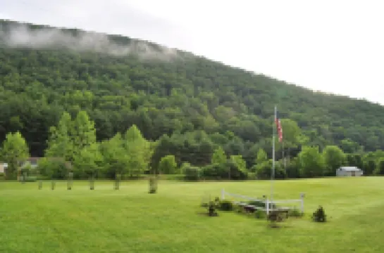 Cozy and relaxing, Modern Creekside, Trailside, Waterfront  Cottage, fiber Wifi