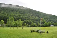 Cozy and relaxing, Modern Creekside, Trailside, Waterfront  Cottage, fiber Wifi