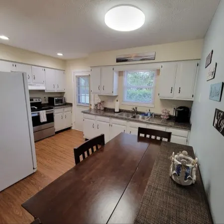 Tis' Time Getaway. Just a few blocks from beautiful Lake Erie!