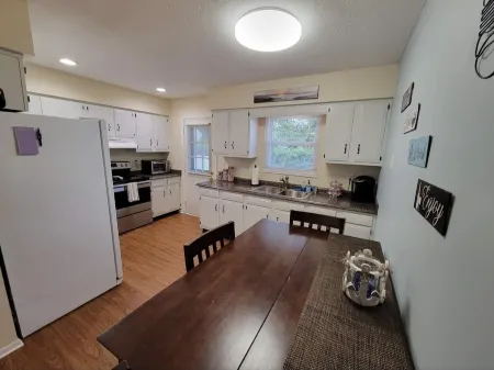 Tis' Time Getaway. Just a few blocks from beautiful Lake Erie! Отели рядом с достопримечательностью «Заказник Коннеот»