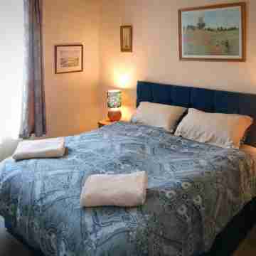 Superking beds, spacious and comfortable ground floor apartment near town centre Rooms