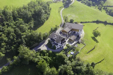 Farm with livestock / child-friendly in the middle of meadows and forests