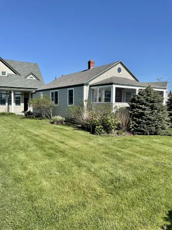 ROSE STAR COTTAGE at NUBBLE LIGHT Отели рядом с достопримечательностью «Лонг Сандс Бич»