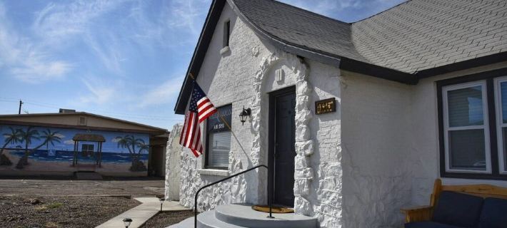 Charming 1920 Tudor-style house, great location! アルパインのホテル